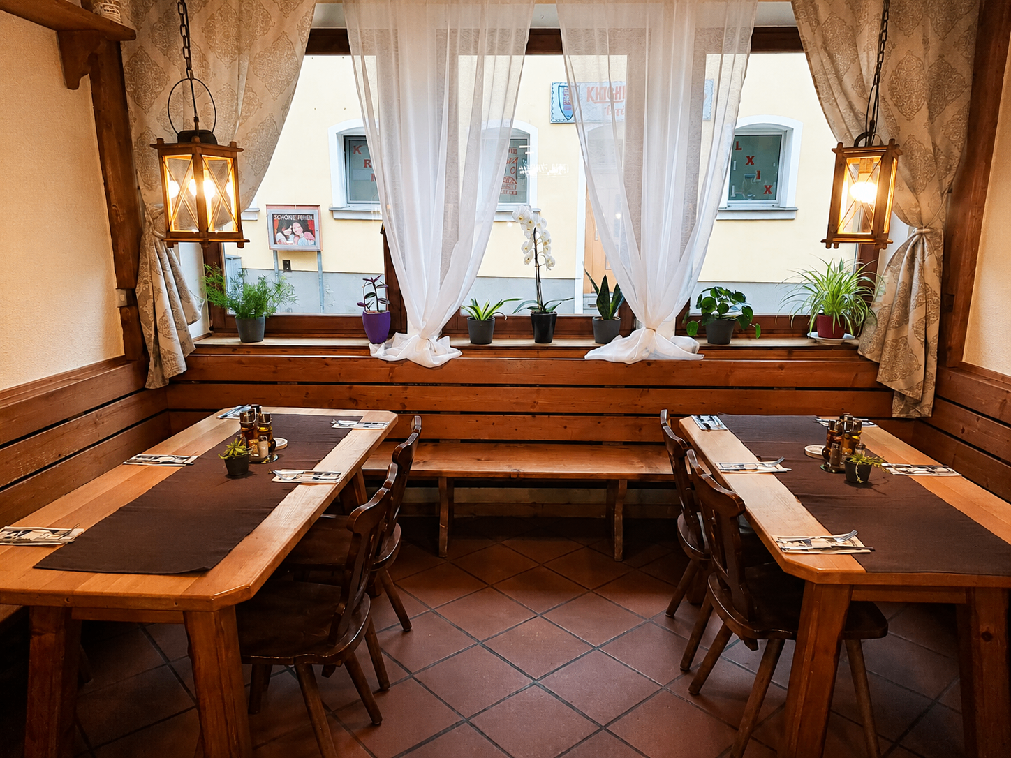 Gastraum des Restaurant Syrtaki mit warmem Holz und mediterraner Atmosphäre